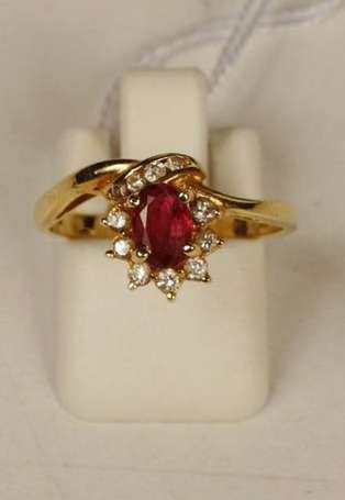 Bague en or jaune ornée d'une pierre rouge 