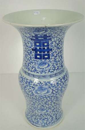 CHINE - Vase balustre en porcelaine à col évasé, à