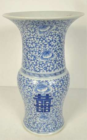 CHINE - Vase balustre en porcelaine à col évasé, à