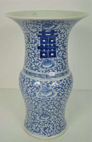 CHINE - Vase balustre en porcelaine à col évasé, à