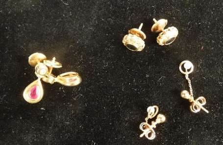 3 paires de boucles d'oreilles en or avec pierres 
