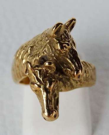 Bague en or jaune avec deux têtes de cheval - 