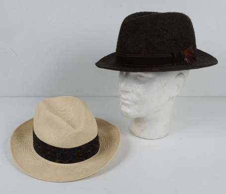 Deux chapeaux, un panama et un chapeau en feutre 