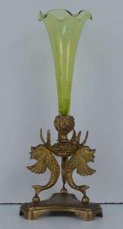 Vase cornet, la base en bronze doré à décor de 
