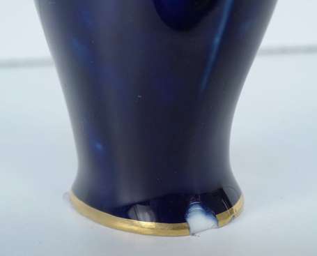 SEVRES 1904 - Paire de vases miniatures bleus - 