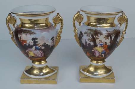 Paris. Paire de vases ovoïdes en porcelaine dure à