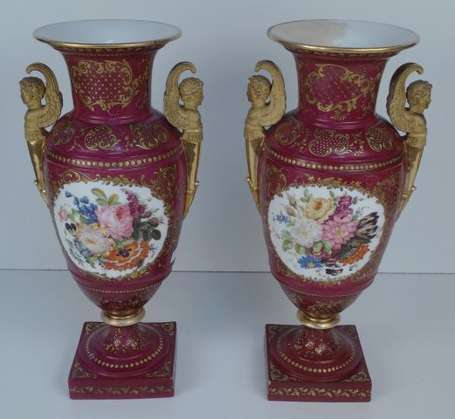 Paris - Paire de vases en porcelaine dure à  fond 