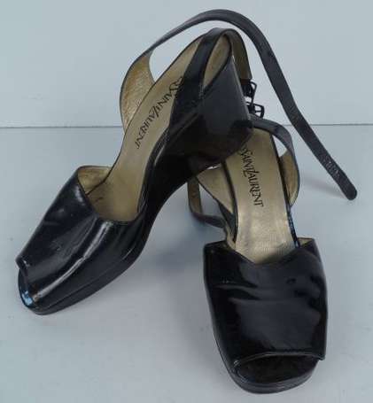 YVES SAINT LAURENT - Paire de chaussures en cuir 