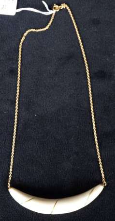 Collier en or à pendentif ivoire. P. brut 13,2 g