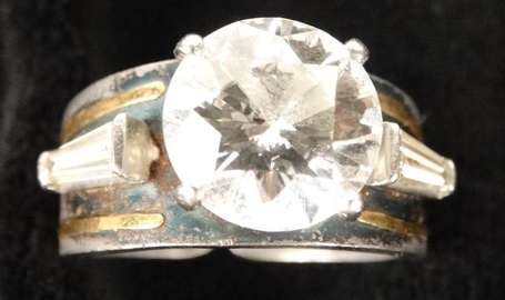 Bague en métal ornée au centre d'un diamant rond 