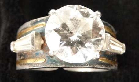 Bague en métal ornée au centre d'un diamant rond 