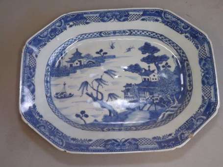 Chine. Plat octogonal en porcelaine de la 