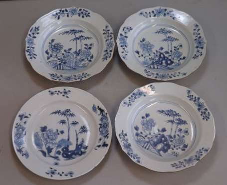 Chine. Suite de trois assiettes creuses polylobées