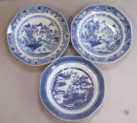 Chine. Suite de trois assiettes creuses 