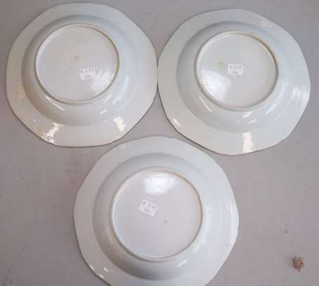 Chine. Suite de trois assiettes creuses 