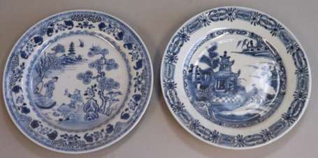 Chine. Deux assiettes plates en porcelaine de la 