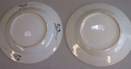 Chine. Deux assiettes plates en porcelaine de la 