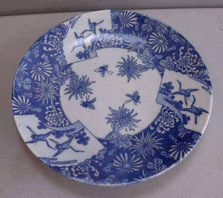 Japon. Plat circulaire en porcelaine à décor bleu 