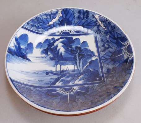 Japon. Plat circulaire en porcelaine à décor bleu 