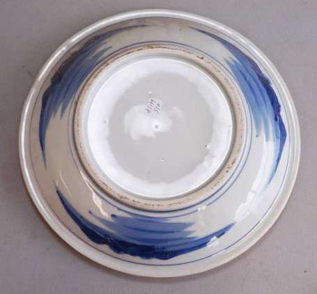 Japon. Plat circulaire en porcelaine à décor bleu 