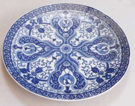 Japon. Plat circulaire en porcelaine à décor bleu 