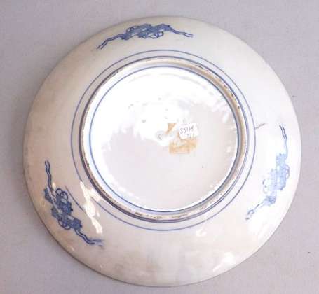 Japon. Plat circulaire en porcelaine à décor bleu 