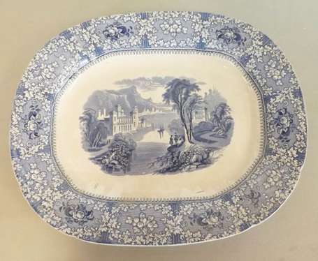 Angleterre. Plat ovale en faïence à décor de 