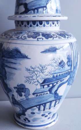Delft. Pot couvert ovoïde en faïence à décor bleu 