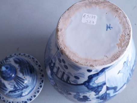 Delft. Pot couvert ovoïde en faïence à décor bleu 