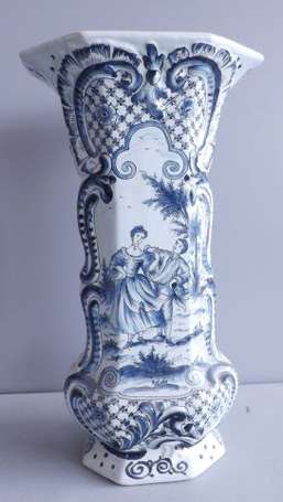 Delft. Vase cornet en faïence à décor bleu et 