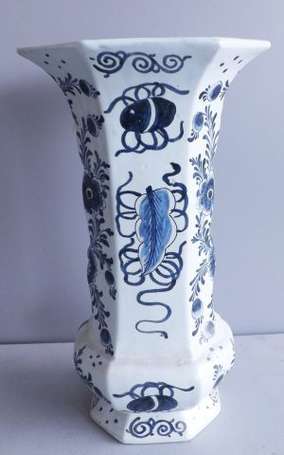 Delft. Vase cornet en faïence à décor bleu et 