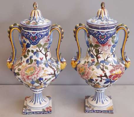 Gien. Paire de vases couverts à anses en forme 