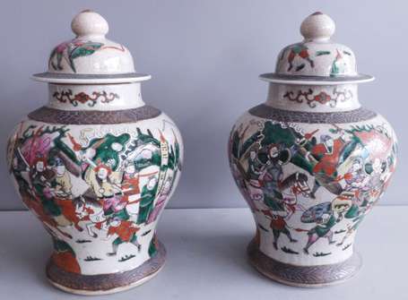 Chine. Paire de vases couverts en grès de Nankin à