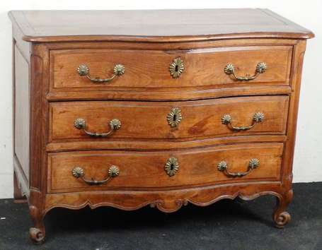 Commode en acajou ouvrant par trois tiroirs en 