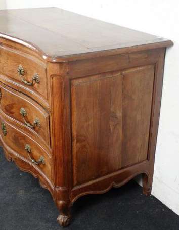 Commode en acajou ouvrant par trois tiroirs en 