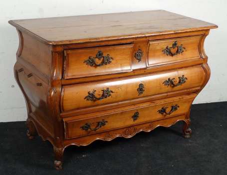 Commode tombeau en bois fruitiers galbée sur trois