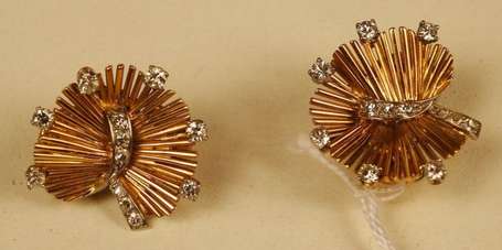 Paire de boucles d'oreilles de forme rosace en or 