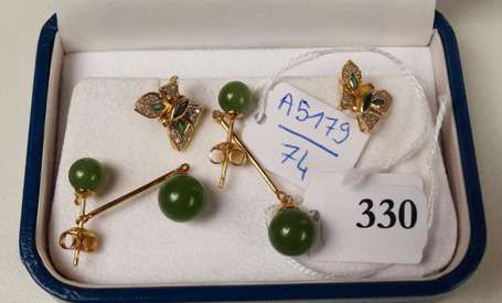 2 paires de boucles d'oreilles en or jaune ornées 