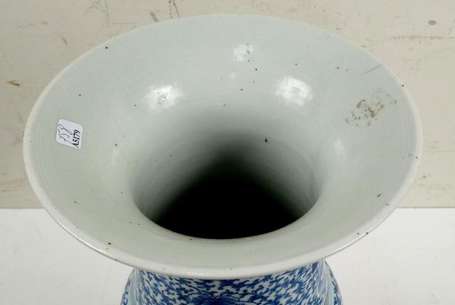Chine. Vase Yanyan en porcelaine à décor bleu et 