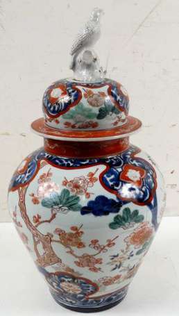 Japon. Vase balustre couvert en porcelaine à décor