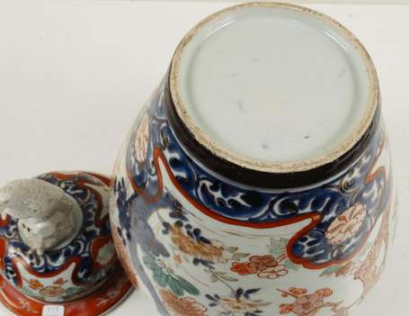 Japon. Vase balustre couvert en porcelaine à décor
