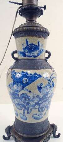 Chine. Vase en grès porcelaineux de Nankin à décor