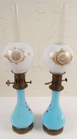 Paire de lampes en opaline bleu à décor de 