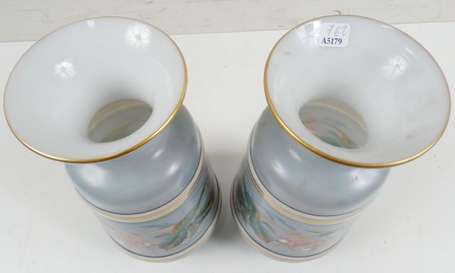 Paire de vases en opaline grise, blanche et or à 