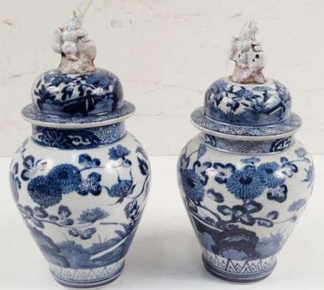 Japon. Deux vases couverts en porcelaine à décor 