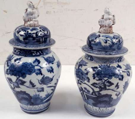 Japon. Deux vases couverts en porcelaine à décor 