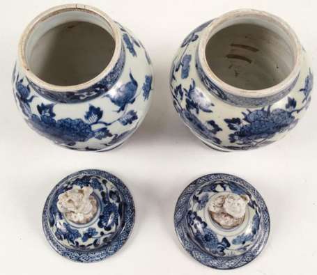 Japon. Deux vases couverts en porcelaine à décor 