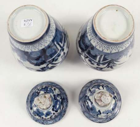 Japon. Deux vases couverts en porcelaine à décor 