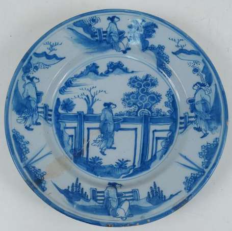 Delft. Plat en faïence à décor au chinois. XVIIIe.