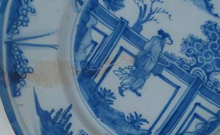 Delft. Plat en faïence à décor au chinois. XVIIIe.